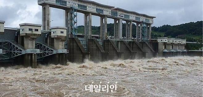 지난 2020년 8월 북한 지역 댐 방류로 역대 최대 수위까지 물이 차오른 임진강 유역 금남댐 모습. ⓒ한국수자원공사