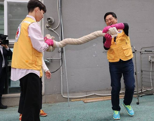 국민의힘김기현대표가 12일 오전 아동 복지시설인 서울 성동구 이든아이빌에서 세탁 봉사활동을 하고 있다.ⓒ연합뉴스