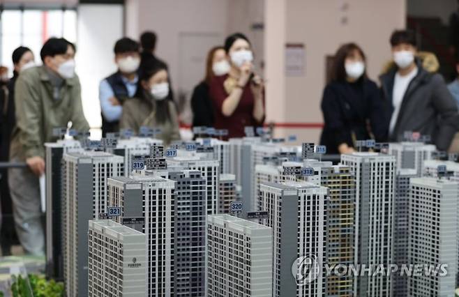 서울의 한 견본주택에서 내방객들이 설명을 듣고 있다. 사진=연합뉴스