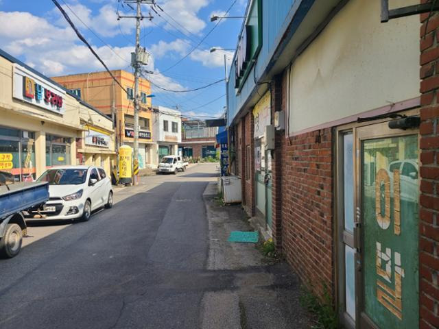 10일 경기 연천군 청산면 백의2리 거리 곳곳에 문을 걸어 잠근 지 오래돼 보이는 빈 상가가 많이 보인다. 백의2리 마을 상권은 2000년대 군부대 병력 감소로 급격하게 쇠락했다. 이종구 기자