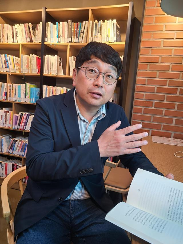 칠곡군청 기획감사실에서 근무하는 박종석 주무관이 군청 직원휴게실에서 최근 추진하고 있는 업무에 대해 설명하고 있다. 그는 "다양한 장르의 행사와 홍보를 기획했으나 가장 애착가는 분야는 보훈"이라고 말했다. 그는 해병대 정훈장교 출신이다. 김광원 기자