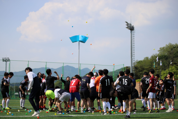 13일 충북 제천시 제천축구센터에서 2023 스페셜올림픽코리아 K리그 통합 축구 클리닉이 열렸다. 레크레이션 시간 프로그램을 소화 중인 선수단의 모습. 프로축구연맹