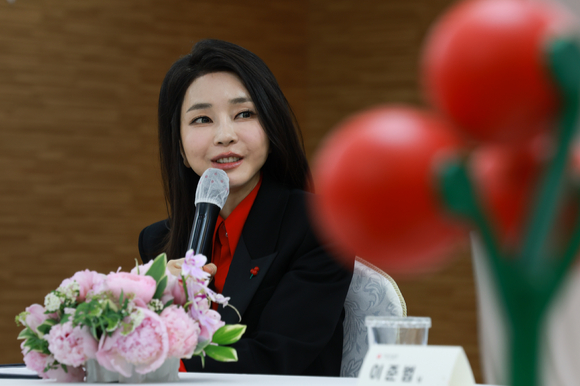 경찰이 윤석열 대통령 처가 비리 의혹인 '양평 공흥지구 특혜 의혹' 사건에 대해 윤 대통령 처남인 김모(53)씨 등을 검찰에 송치하기로 했다. 또 이 사건 회사인 ESI&D를 세운 대통령 장모 최은순 씨 및 한때 이 회사 사내이사로 재직한 김건희 여사의 경우 사업에 관여한 정황이 없다고 보고 불송치 결정했다. [사진=대통령실]