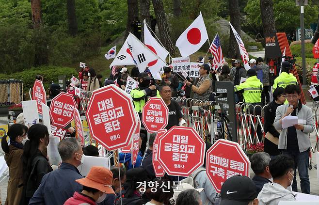 지난 5월 7일 서울 용산 대통령실 앞에서 동시에 열린 한·일 동맹 구축 중단 집회(앞)와 기시다 총리 환영 집회 / 권도현 기자