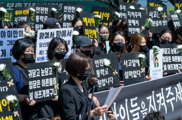 통학로에서 사망사고가 발생한 부산 영도구 청동초 학부모들이 지난 9일 영도구청 앞에서 황예서 양 추모 및 안전한 통학로 마련을 촉구하는 침묵 시위를 하고 있다. 이원준 기자windstorm@