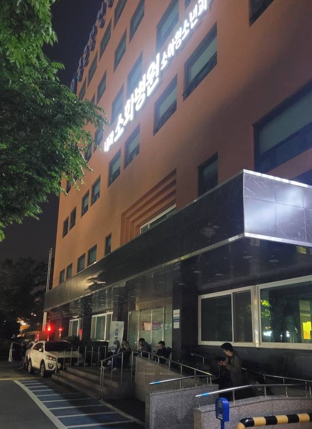 새벽 4시 20분 촬영한 사진. 밖은 아직 캄캄하고 병원 문은 닫혀 있지만, 진료 번호표를 뽑으려는 사람들이 줄을 서서 기다리고 있다. 김판 기자