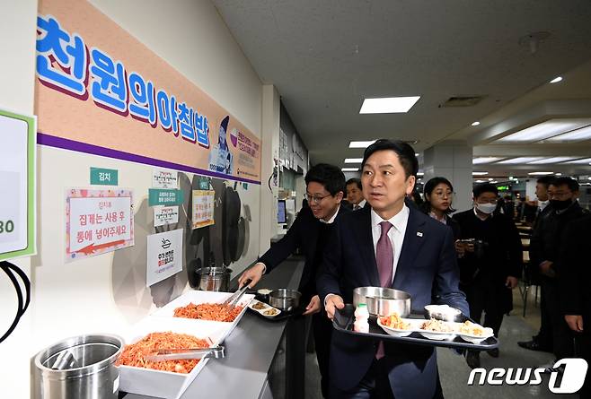 김기현 국민의힘 대표와 김병민 최고위원이 지난 28일 오전 서울 경희대학교 학생식당을 찾아 '1천원 아침밥'을 배식 받고 있다. /사진=공동취재단