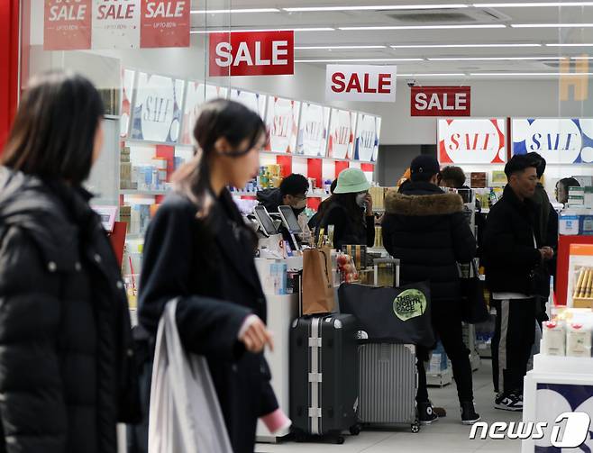 (서울=뉴스1) 황기선 기자 = 10일 오후 서울 중구 명동거리의 한 화장품 가게에서 외국인 관광객들이 쇼핑을 하고 있다.   지난 1일 중국발 입국자에 대한 유전자증폭(PCR) 진단검사 의무가 해제되면서 명동, 동대문 등 관광지에 중국인 관광객이 서서히 돌아오고 있다.   여행업계는 "오는 11일부터 중국·홍콩·마카오발 입국자의 입국 전 검사 및 큐코드 의무화 조치가 사라진다.며 "4월 청명절, 노동절 연휴 때는 많은 중국 관광객이 방문할 것으로 본다고" 전했다.  2023.3.10/뉴스1  Copyright (C) 뉴스1. All rights reserved. 무단 전재 및 재배포 금지.