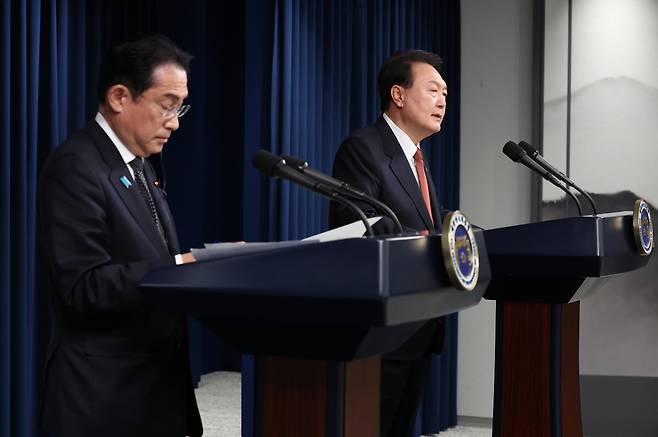 윤석열 대통령과 1박2일 일정으로 한국을 찾은 기시다 후미오 일본 총리가 지난 7일 서울 용산 대통령실 청사에서 공동 기자회견을 하고 있다. [연합]