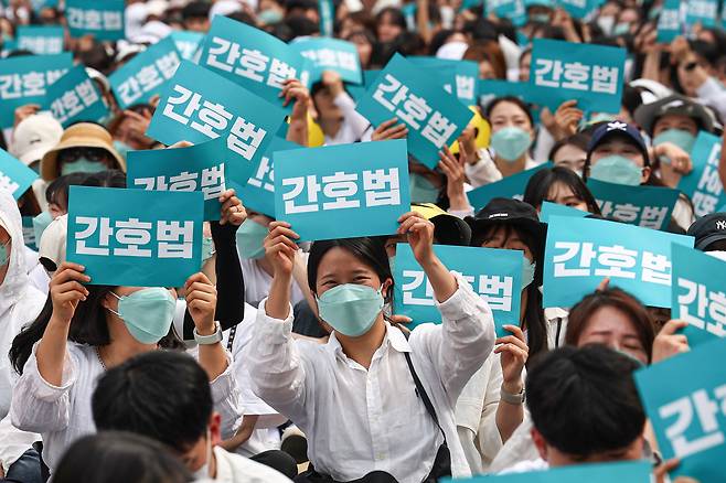 국제 간호사의 날인 지난 12일 서울 종로구 광화문 일대에서 열린 '2023 국제간호사의 날 기념 축하 한마당' 행사를 열고 있다. [연합]