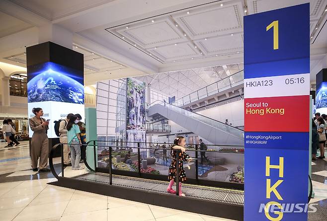 [서울=뉴시스] 정병혁 기자 = 13일 오전 서울 서초구 신세계 센트럴시티에서 열린 홍콩국제공항’월드 오브 위너스(World of Winners)’캠페인 소비자 이벤트 행사에서 시민들이 이벤트에 참가하고 있다. 홍콩공항관리국이 후원하는 '월드 오브 위너스(World of Winners)'는 해외 여행객을 대상으로 홍콩 항공권 50만 장을 무료로 증정하는 프로모션으로 한국 여행객들에게는 2만4000여 장이 배정됐다. 행사는 오는 16일부터 시작된다. 2023.05.13. jhope@newsis.com