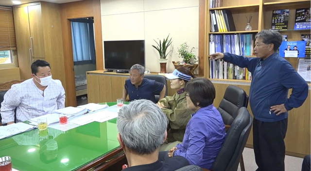 ▲전북 순창군청 군수 집무실에서 순창골프장확장반대대책위 한 관계자가 최영일 순창군수에게 항의하고 있다. ⓒ프레시안