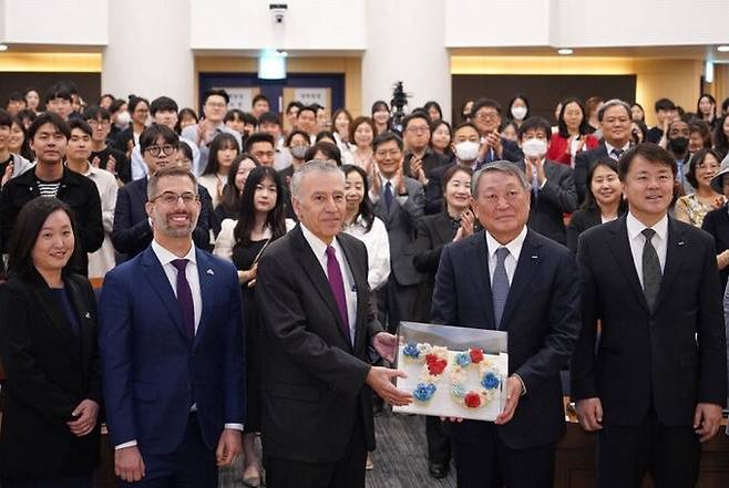 필립 골드버그 주한 미국 대사(앞줄 가운데)가 12일 한국외대 서울캠퍼스에서 열린 타운홀미팅에 참석해 이 대학 박정운 총장(앞줄 오른쪽 두 번째)으로부터 한·미동맹 70주년을 상징하는 기념품을 건네받고 있다. 골드버그 대사 SNS 캡처