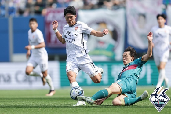 오재석(오른쪽)의 투지 넘치는 플레이. /사진=한국프로축구연맹 제공