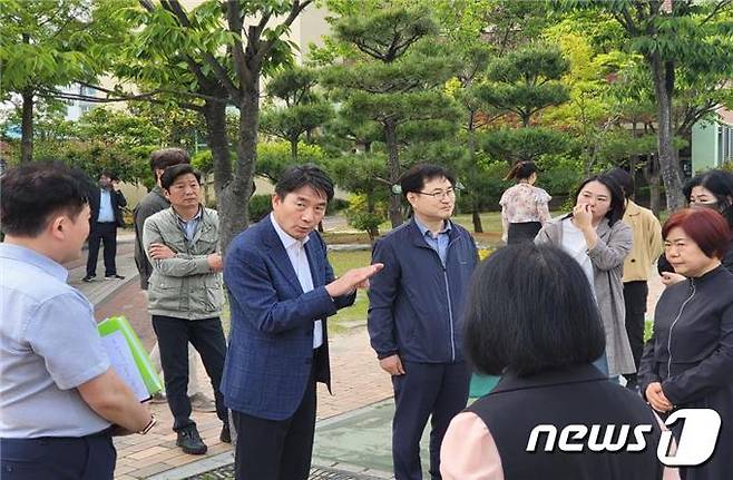 지난 12일 통학로 현장점검 모습.(부산시청 제공)