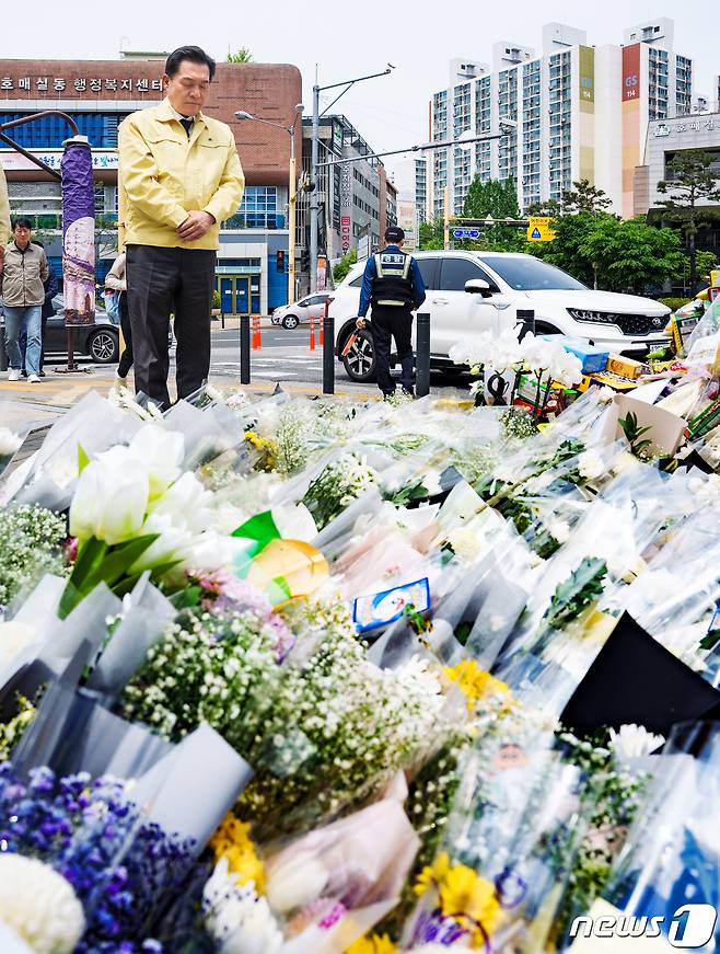 이재준 경기 수원시장이 조은결군(8)을 애도하고 있다.(수원시 제공)