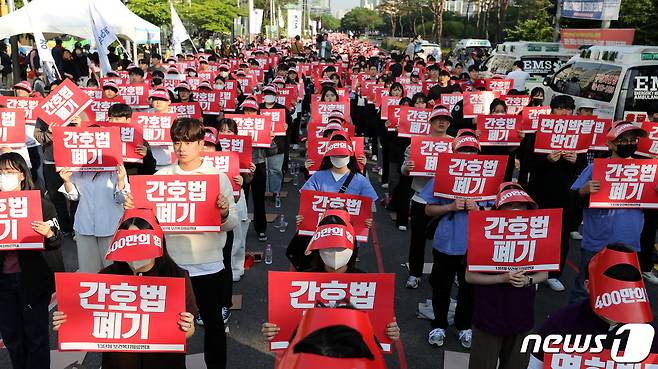 대한의사협회, 대한간호조무사협회를 비롯한 13개 보건의료단체가 참여한 보건복지의료연대 회원들이 11일 오후 서울 여의도 국회 앞에서 열린 간호법·면허박탈법 폐기 전국 2차 연가투쟁에서 간호법의 국회 통과를 규탄하고 있다. 2023.5.11/뉴스1 ⓒ News1 박지혜 기자