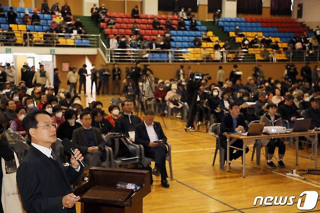 제주특별자치도가 6월초 국토교통부에 제출할 '제주 제2공항 의견서'에 어떤 내용이 담길지 주목된다. 지난 3월29일 오후 제주 서귀포시 성산읍 성산국민체육센터에서 제주 제2공항 관련 도민 경청회가 열리고 있다.2023.3.29/뉴스1 ⓒ News1 고동명 기자