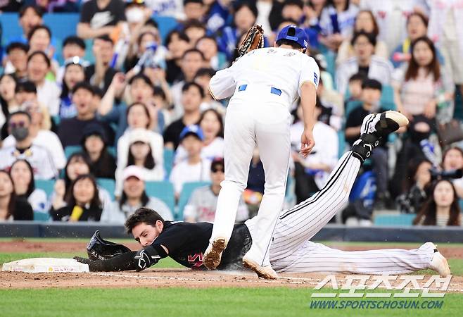 13일 대구 삼성라이온즈파크에서 KBO리그 삼성과 LG의 경기가 열렸다. 5회 내야 땅볼 타구를 치고 1루에서 슬라이딩하는 LG 오스틴. 대구=송정헌 기자songs@sportschosun.com