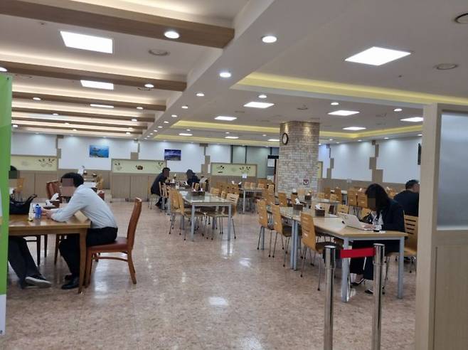 12일 오전 11시께 서울남부지법 지하 1층 구내식당 및 카페 전경. 점심시간을 한참 앞둔 시간임에도 구내식당을 찾은 민원인들이 눈에 띈다./ 황서율 기자 chestnut@