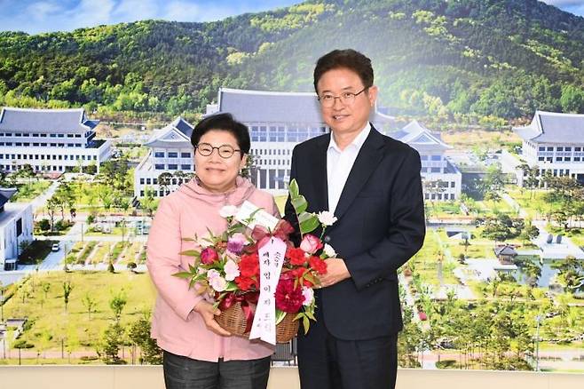 국민의힘 임이자 의원이 15일 스승을 날을 앞두고 중학교 수학 선생님었던  이철우 경북도지사를 찾아 함께 사진촬영을 하고 있다.