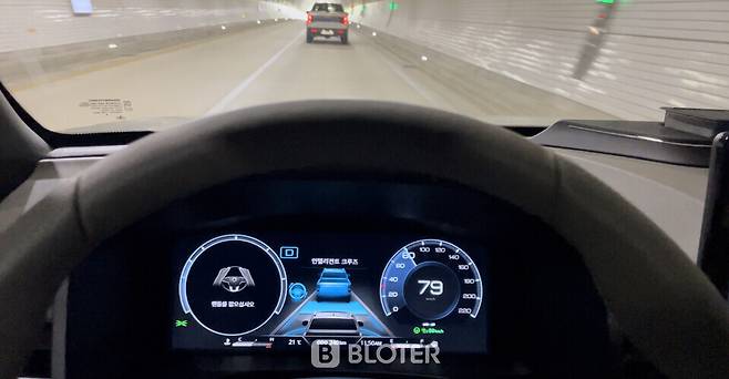 인텔리전트 어댑티브 크루즈 컨트롤과 중앙 차선 유지 보조 기능 등이 작동되는 것을 보여주고 있는 KG 모빌리티 렉스턴 스포츠 칸&쿨멘 디지털 클러스터(계기판) (사진=조재환 기자)