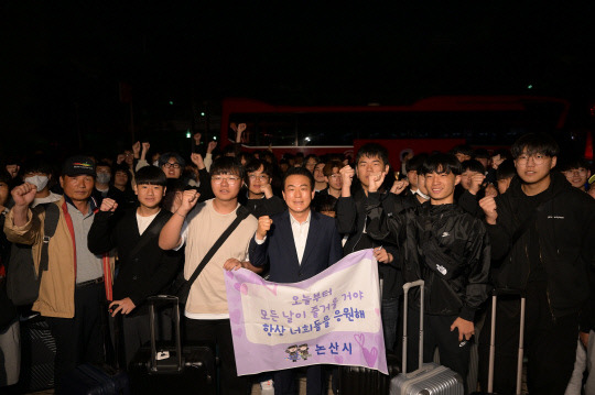 논산시가 뒷받침하는 '2023 논산시 고등학생 미래인재 해외체험'이 본격적인 출발 신호를 알리며 지난 9일 논산고등학교 학생를이 일본 오사카로 향했다. 사진=논산시 제공.