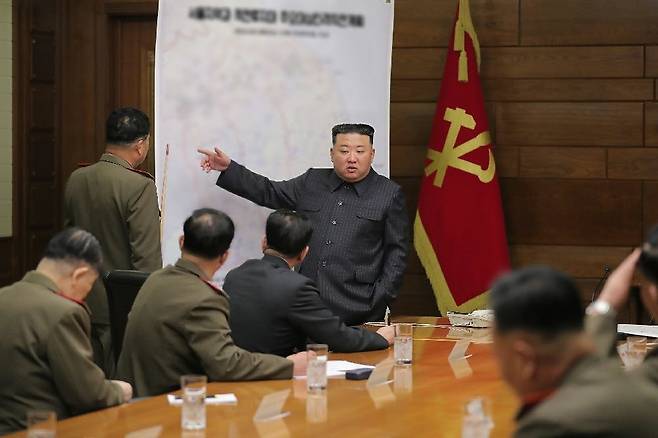 시리아는 북한과 가까운 사이다. 알 아사드와 김정은은 축전과 서한도 자주 주고받는다. 김일성 주석과 알 아사드의 아버지 하페즈도 친한 사이였다. 반면 한국과는 아직 수교를 하지 않았다. 노동신문 뉴스1