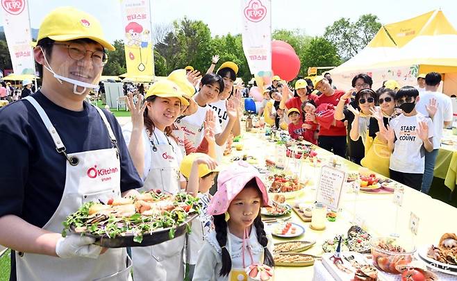 13일 경기 과천 서울랜드에서 열린 스위트홈 제26회 오뚜기 가족요리 페스티벌에서 참가 가족들이 기념촬영을 하고 있다. 오뚜기제공