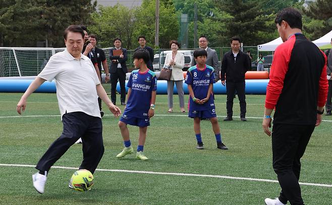 윤석열 대통령, 어린이 선수들과 축구 패스 연습