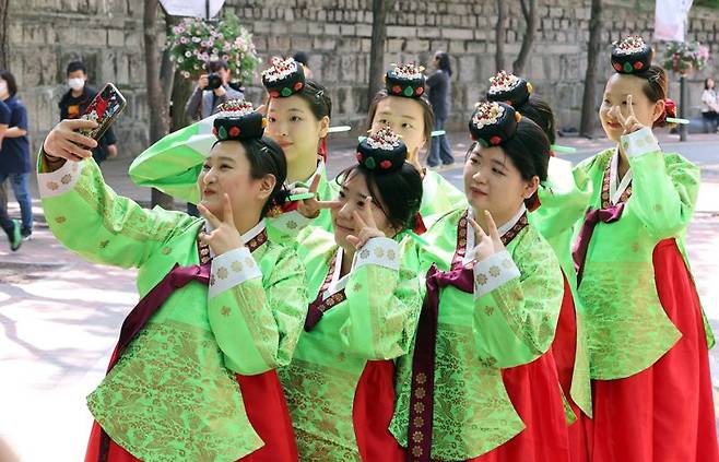 성년의 날을 하루 앞둔 14일 서울 중구 덕수궁 돌담길에서 열린 제51회 성년의 날 기념행사에서 전통 성년식 체험을 마친 만 19세가 되는 성년들이 셀프 사진을 찍고 있다. 사진=김범석 기자