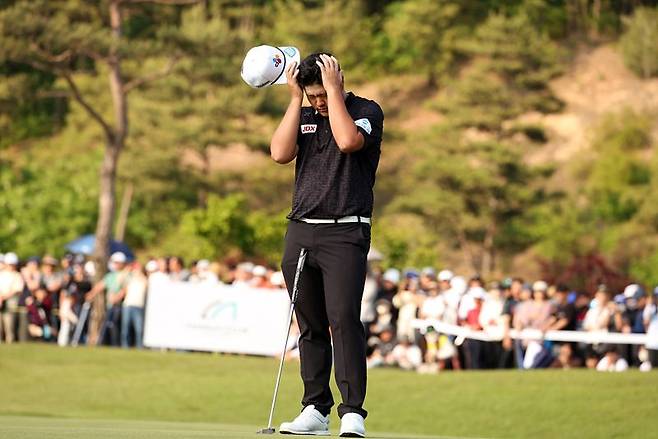 18홀 두번째 샷이 벙커에 들어갔을때 아쉬워 하고 있는 임성재 (사진 = KPGA)