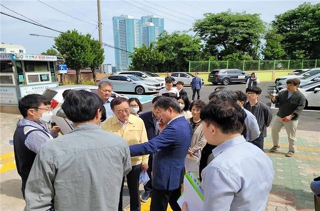 어린이 통학로 사고 방지대책을 마련하기 위한 부산시·교육청·자치경찰위원회 등 관계기관 합동 전담팀이 현장점검을 벌이고 있다. 부산시 제공