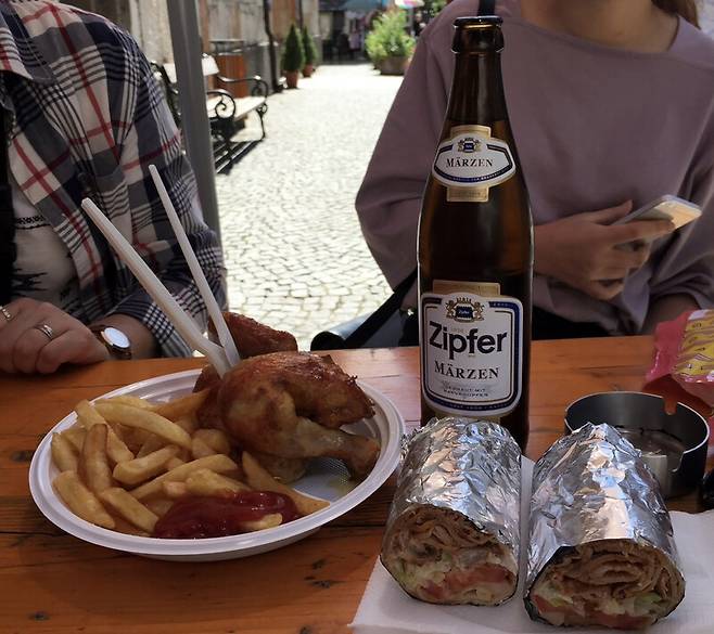 치퍼 맥주와 안주. 하이네켄 그룹과 합병한 치퍼는 오스트리아에서 가장 대중적인 맥주 브랜드다.