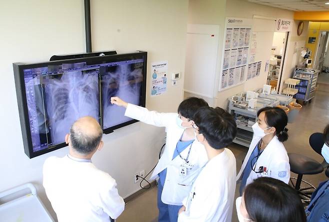 지난달 27일 경기 성남시 분당서울대병원에서 이 병원 심장혈관흉부외과 의료진들이 환자 정보를 보며 의견을 나누고 있다. 사진 분당서울대병원 제공