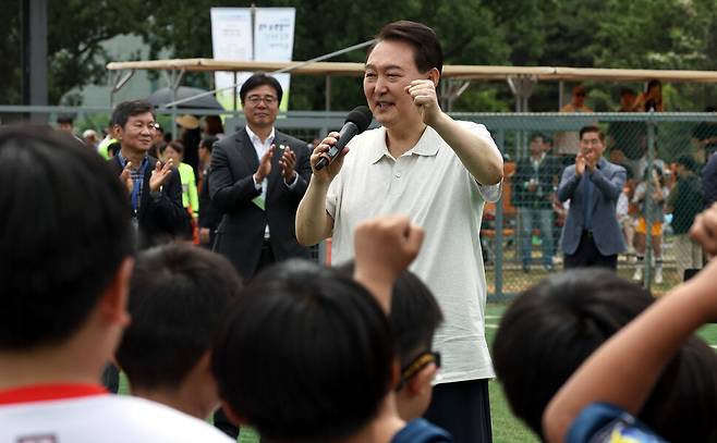 윤석열 대통령이 14일 오전 서울 용산구 용산어린이정원 내 축구장에서 전국 유소년 축구대회에 참가한 어린이 선수들에게 격려의 말을 하고 있다. 윤운식 선임기자 yws@hani.co.kr