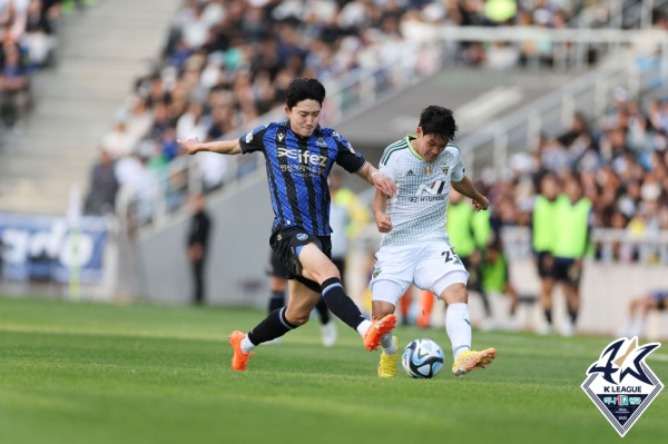 인천 김보섭(왼쪽)과 전북 최철순이 경합하는 모습.(사진=프로축구연맹)