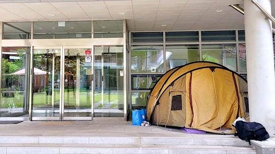강원도내 한 고교 여학생 기숙사 앞에 설치된 텐트. [연합뉴스]