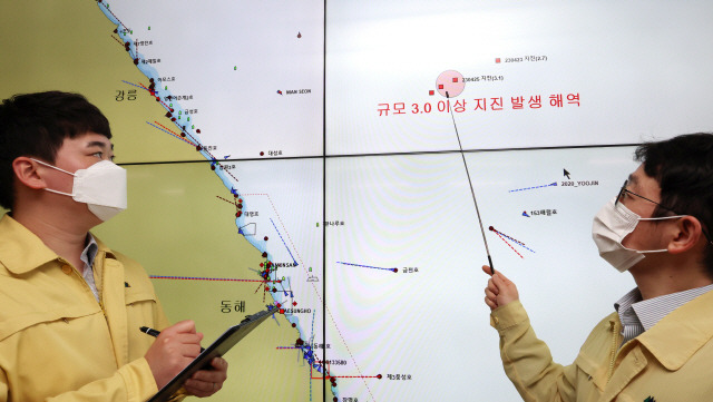 ▲ 세종시 정부세종청사 해양수산부 종합상황실에서 직원들이 지진 상황을  예의 주시하고 있는 모습. 연합뉴스 자료사진