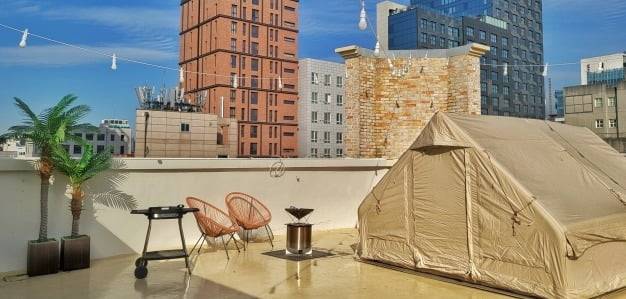 홍대 루프탑 공간.