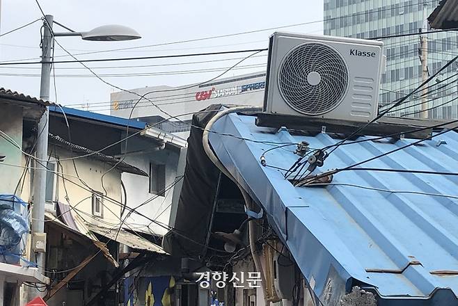 서울 영등포구 쪽방촌 지붕에 에어컨 실외기가 설치돼 있다. 조해람 기자