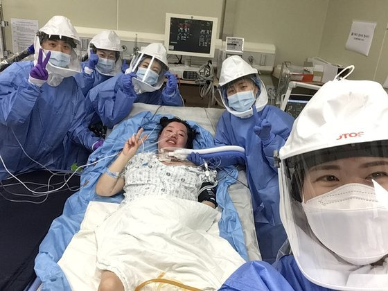 Kim Mi-na and medical staff take a photo at Seoul National University Hospital after Kim was taken off of the ventilator she was connected to for Covid-19 treatment. [KIM MI-NA]