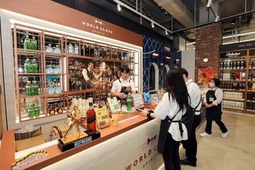 주류업계에서는 와인클럽이 중간 유통상을 거치기에 마진이 붙는 만큼 가격경쟁력 확보가 어려울 것으로 보고 있다. [사진 제공 = 이마트]