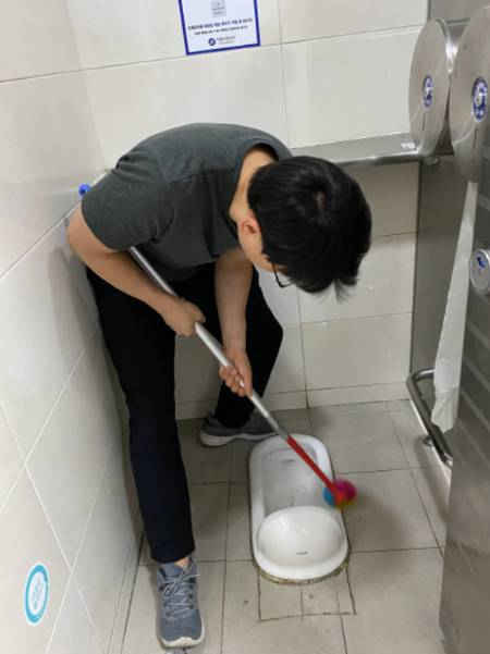 볼 일을 마치고 떠나면 그만이었던 지하철역 공중화장실. 거기 다시 들어가 더러워진 변기를 닦아보았다. 치우는 이의 심경에 대해 짐작하여, 기록하고 싶었다. 알고 느끼고, 깨끗하게 해주시는 분의 고생에 대한 예의를 갖췄으면 싶어서. 청소 순서는 변기→바닥인데, 바닥을 먼저해서 두 번 닦아야 했다./사진=실눈을 뜬 채 청소 중인 기자