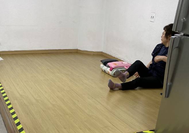 휴게실에서 쉬고 계셨던 미화원님./사진=남형도 기자
