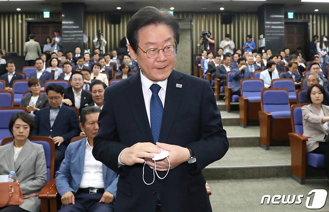 (서울=뉴스1) 임세영 기자 = 이재명 더불어민주당 대표가 14일 오후 서울 여의도 국회에서 열린 쇄신 의원총회에서 모두발언을 하기 위해 앞으로 나서고 있다. 2023.5.14/뉴스1  Copyright (C) 뉴스1. All rights reserved. 무단 전재 및 재배포 금지.