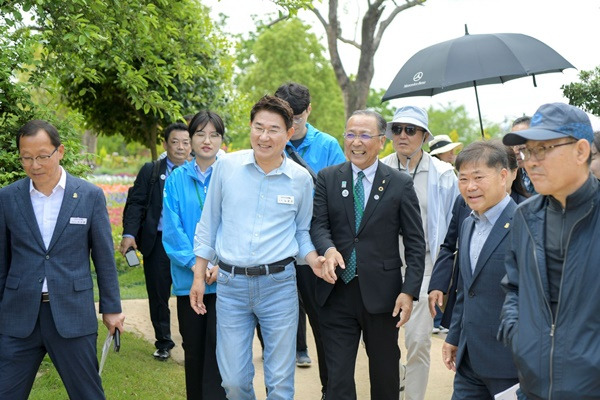 13일 노관규 순천시장(사진 왼쪽)과 시이노키신이치 이즈미 시장이 손을 잡고 정원박람회장을 둘러보고 있다.