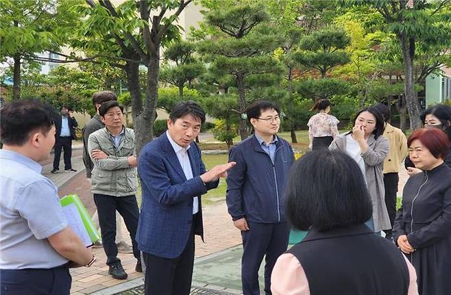 [부산=뉴시스] 안병윤 부산시 행정부시장이 12일 오후 관계기관 합동전담팀 및 관련 단체들과 함께 어린이보호구역 현장 점검을 벌이고 있다.(사진=부산시 제공) *재판매 및 DB 금지