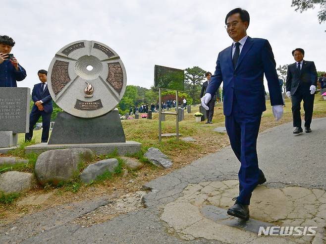 [광주=뉴시스] 이영주 기자 = 김동연 경기도지사가 12일 오전 광주 북구 망월동 민족민주열사에서 전두환 비석을 밟고 있다. 2023.05.12. leeyj2578@newsis.com