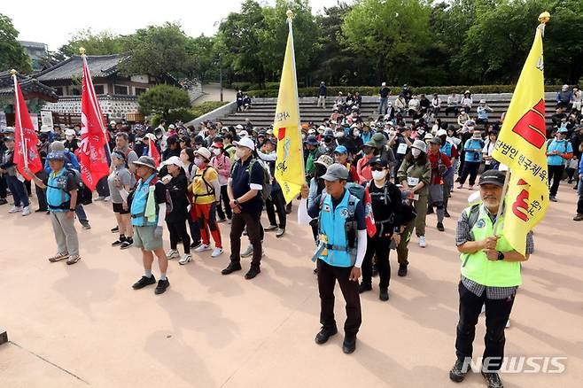 [서울=뉴시스] 조성봉 기자= 14일 오전 서울 중구 한옥마을에서 열린 21회 서울 국제 걷기 대회에서 참가자들이 출발 준비를 하고 있다. 서울 국제 걷기 대회 이틀째인 이날은 남산골 한옥마을에서 출발해 서울시청광장, 청계천 등을 걸어 다시 한옥마을로 돌아오는 3개 코스(5km, 10km, 25km)를 운영한다. 2023.05.14. suncho21@newsis.com